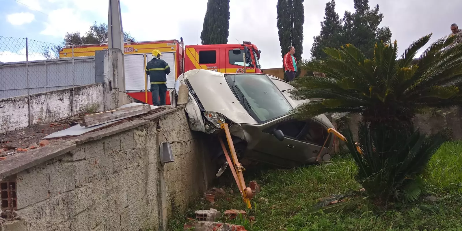 Motorista colide com muro de casa após perder o controle do carro em Mafra